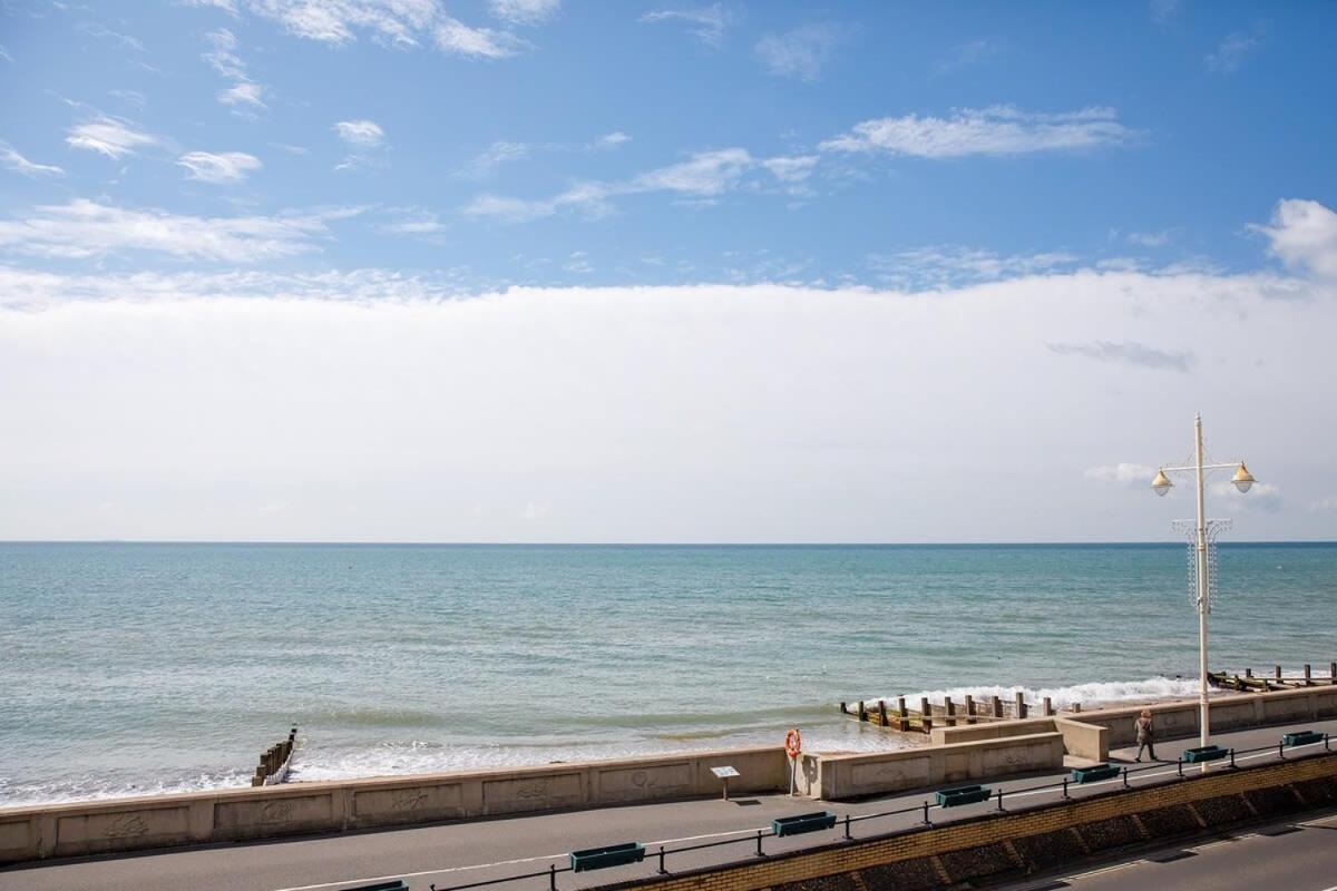 Panoramic Sea Views In Beachfront Apt W Balcony Bognor Regis Ngoại thất bức ảnh